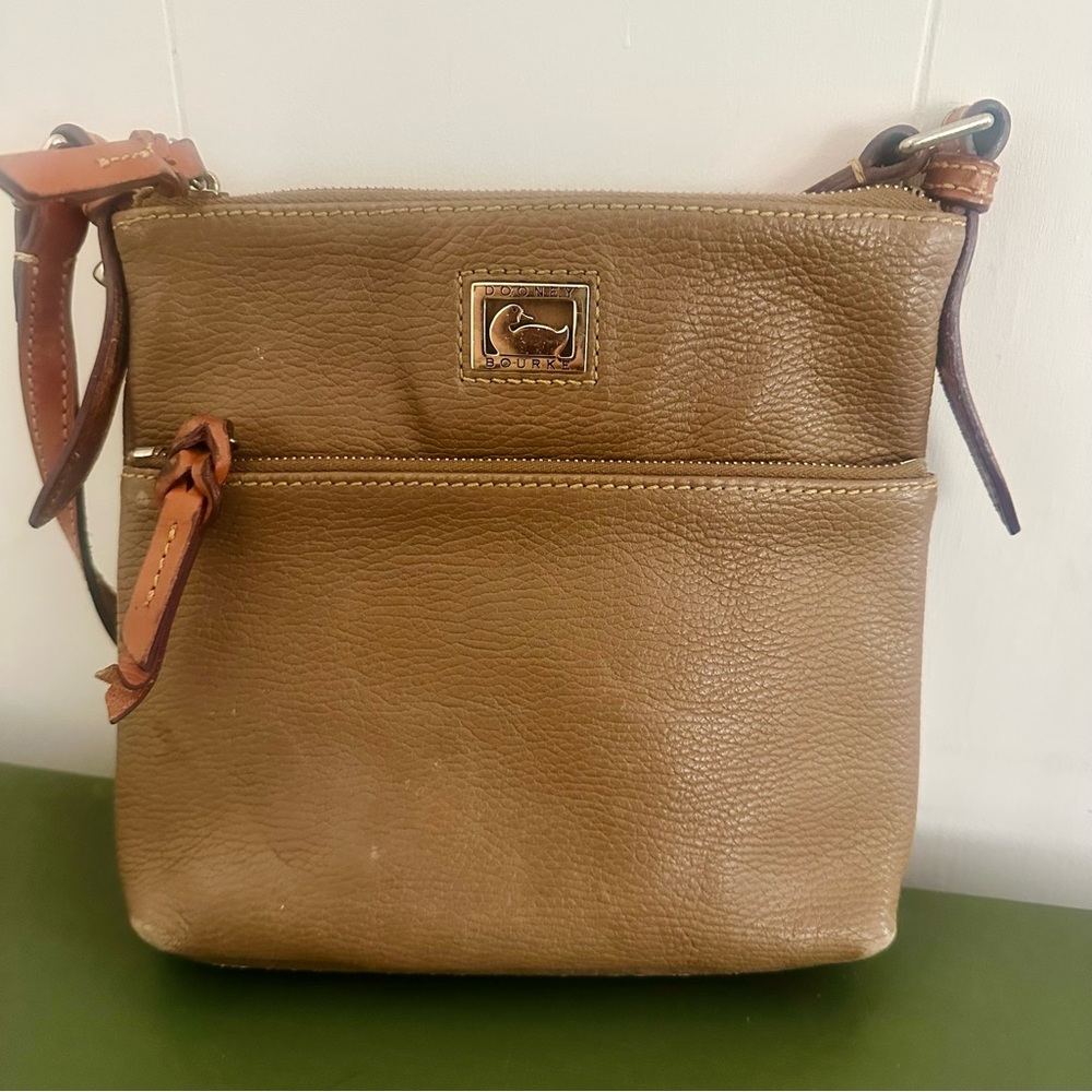 Dooney & Bourke Crossbody Bag with Classic Design and Duck Emblem